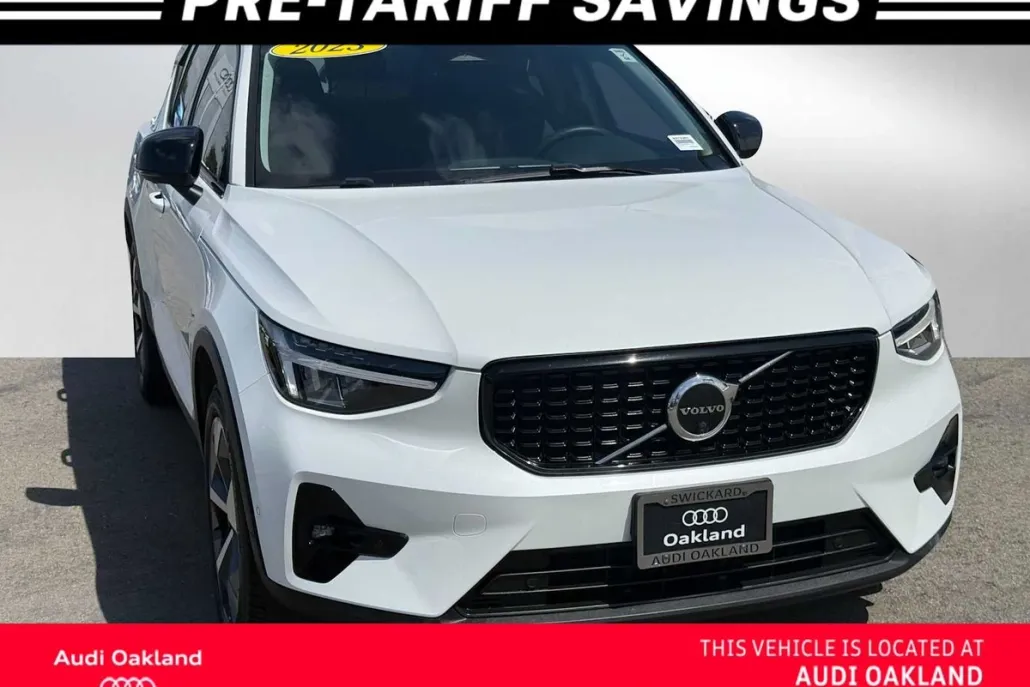2023 Volvo XC40 Plus photo 1
