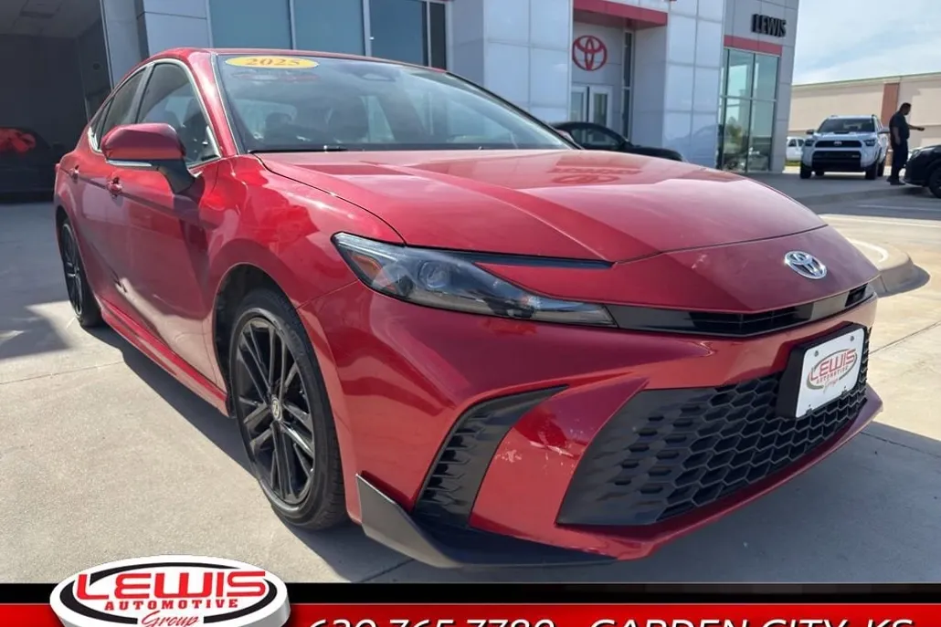 2025 Toyota Camry Hybrid SE photo 1