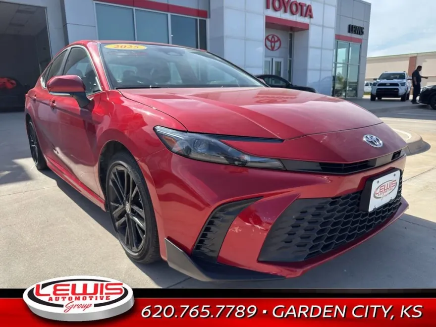 2025 Toyota Camry Hybrid SE photo 1