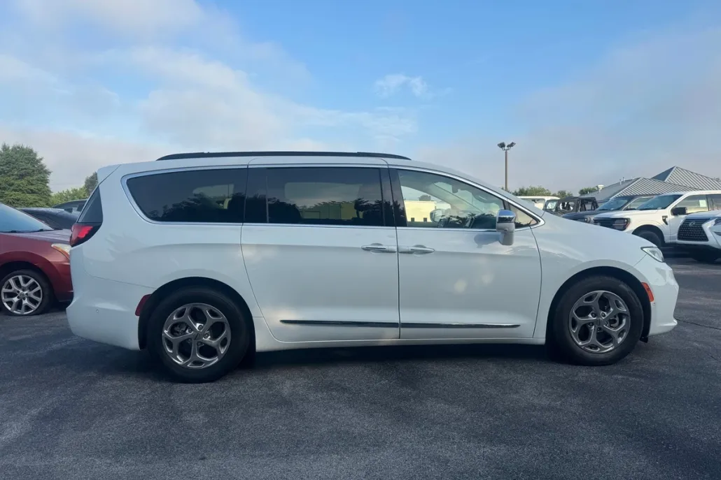 2022 Chrysler Pacifica Limited photo 1