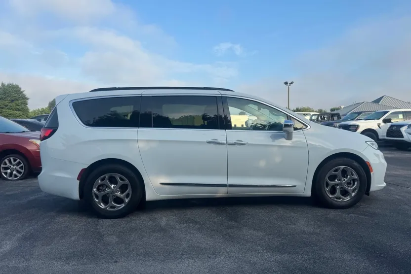 2022 Chrysler Pacifica Limited photo 1