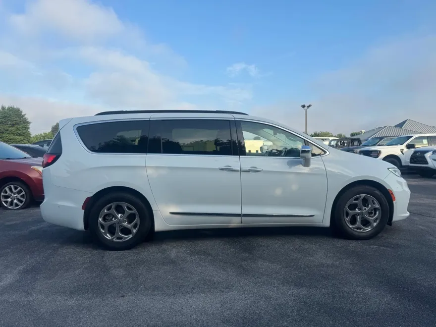 2022 Chrysler Pacifica Limited photo 1