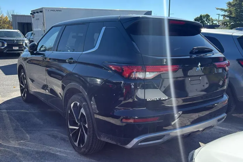 2024 Mitsubishi Outlander SE photo 1
