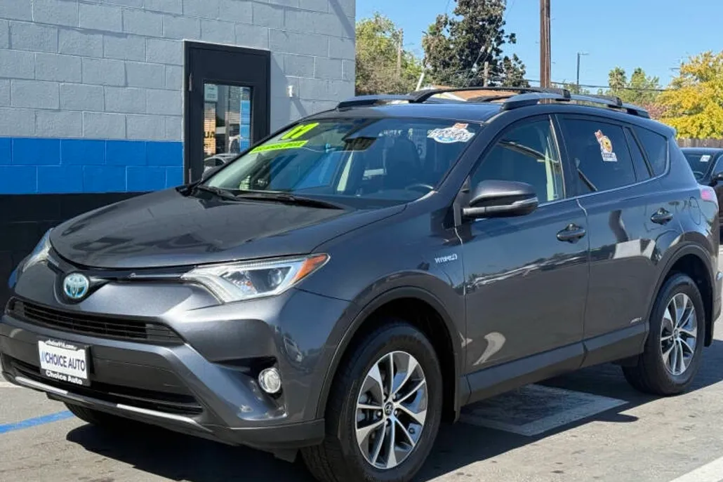 2017 Toyota RAV4 Hybrid XLE photo 1