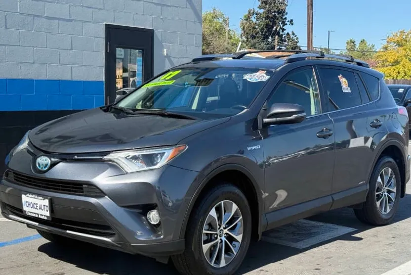 2017 Toyota RAV4 Hybrid XLE photo 1