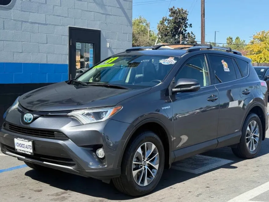 2017 Toyota RAV4 Hybrid XLE photo 1
