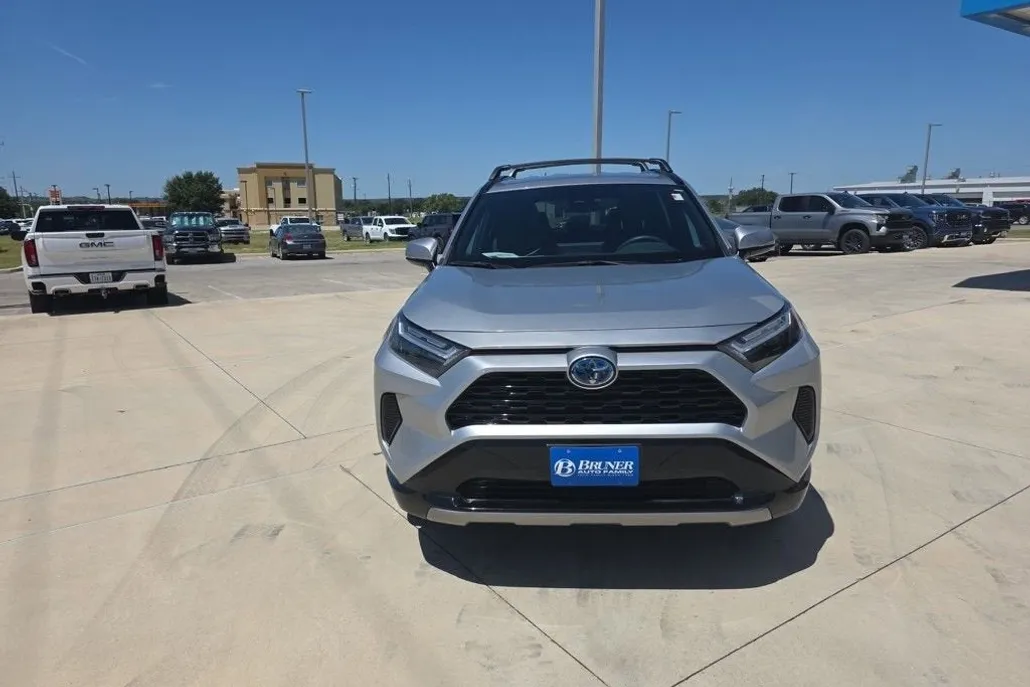 2024 Toyota RAV4 Hybrid SE photo 1
