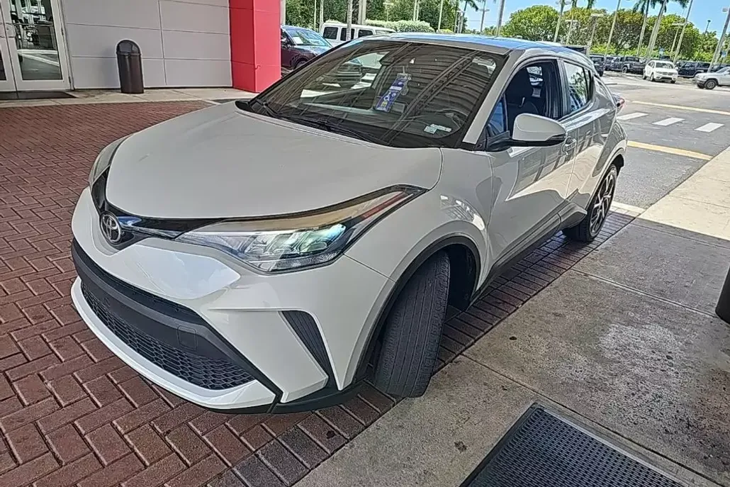 2021 Toyota C-HR XLE photo 1