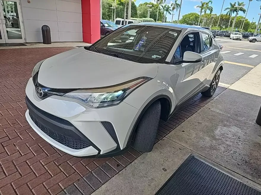 2021 Toyota C-HR XLE photo 1