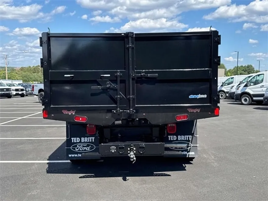 2025 Ford F-600 photo 1