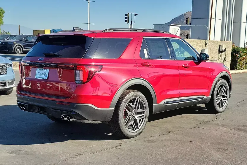 2025 Ford Explorer ST photo 1