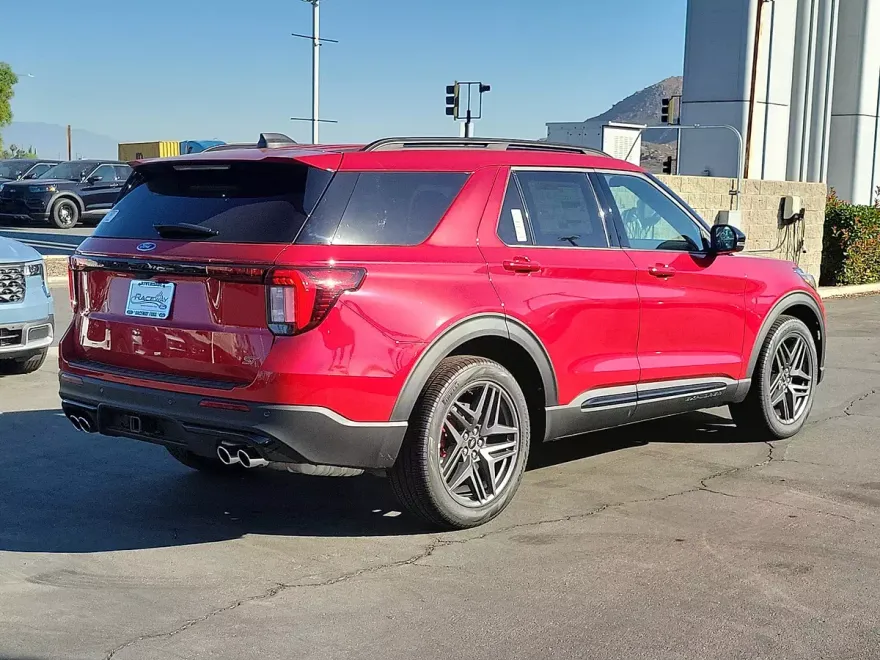 2025 Ford Explorer ST photo 1