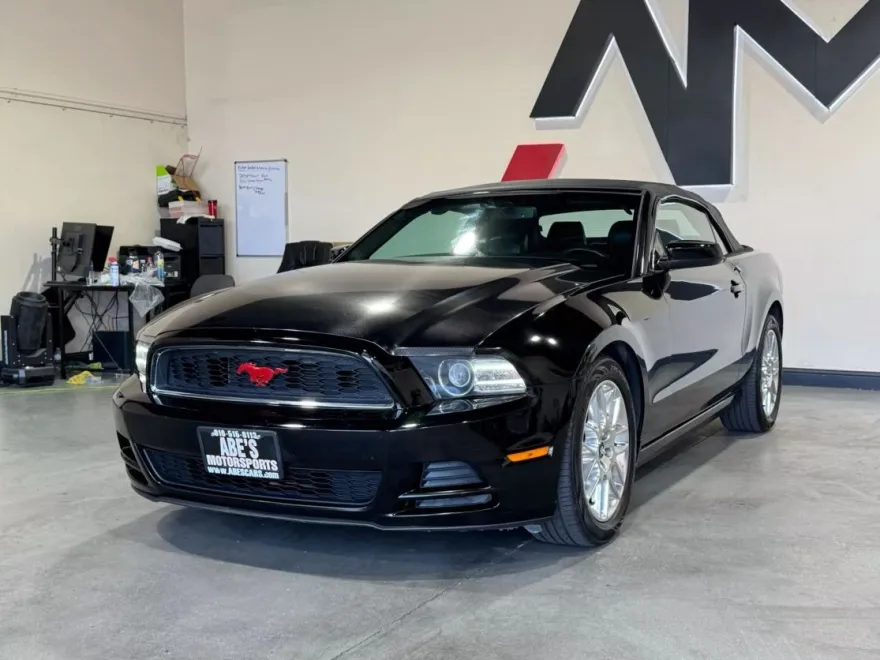 2013 Ford Mustang V6 Premium Convertible photo 1