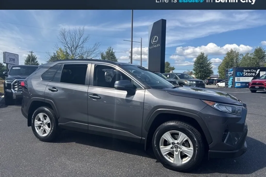 2021 Toyota RAV4 XLE photo 1