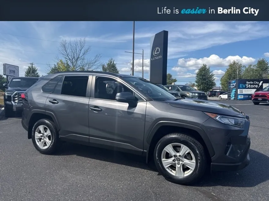 2021 Toyota RAV4 XLE photo 1