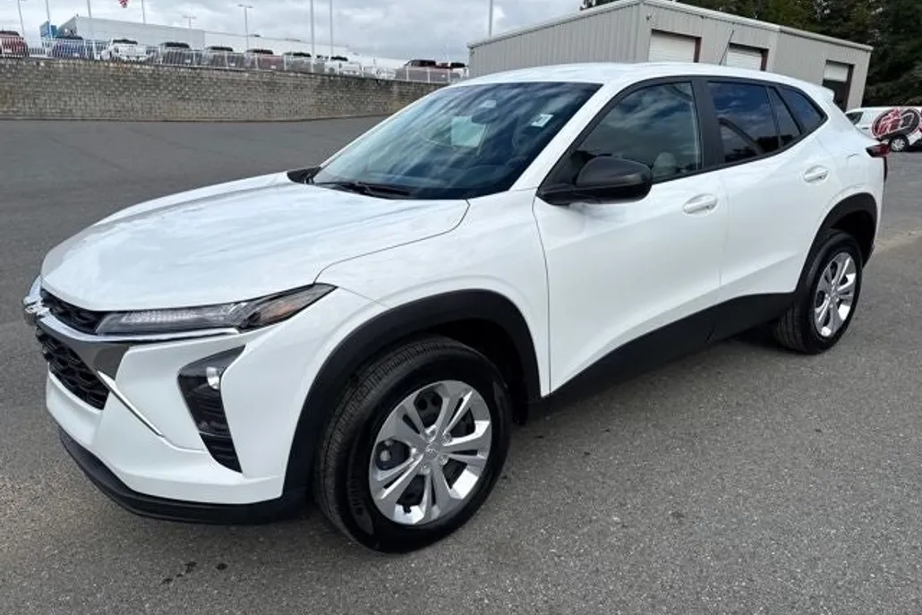 2024 Chevrolet Trax LS photo 1