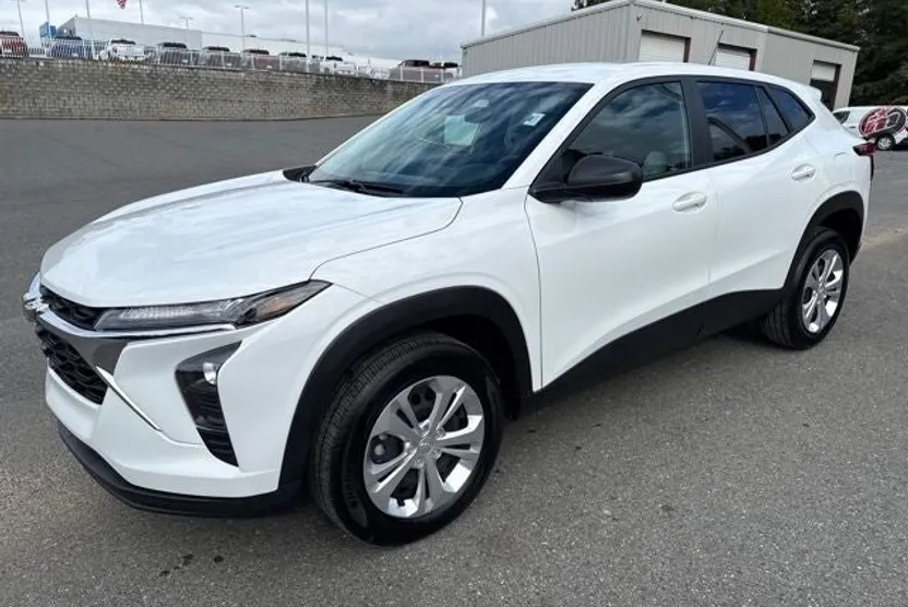 2024 Chevrolet Trax LS photo 1