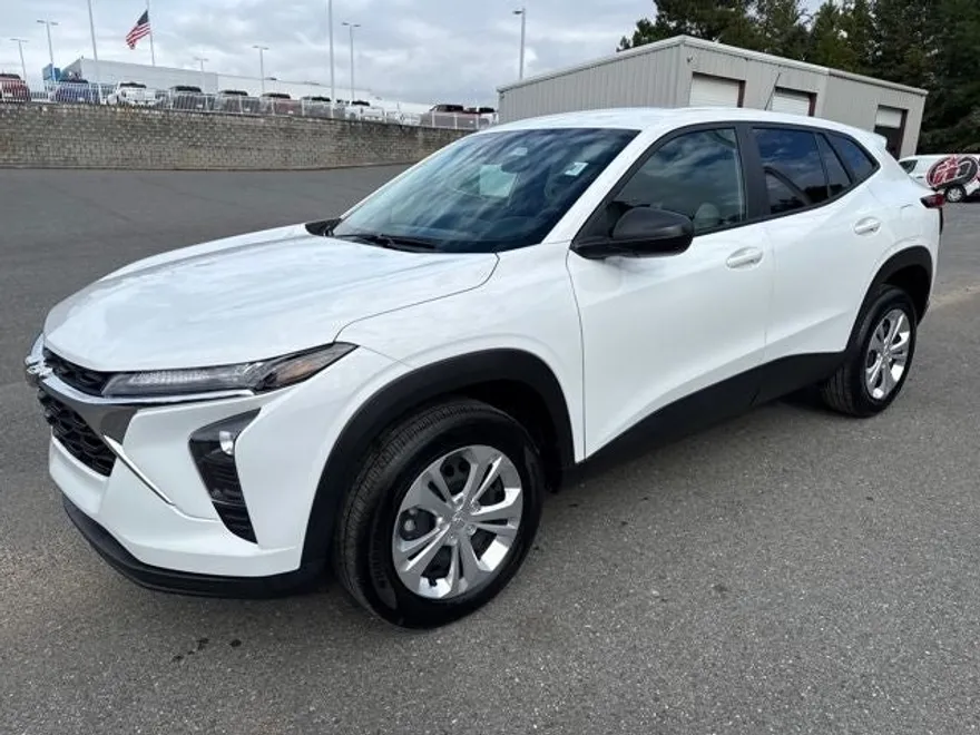 2024 Chevrolet Trax LS photo 1