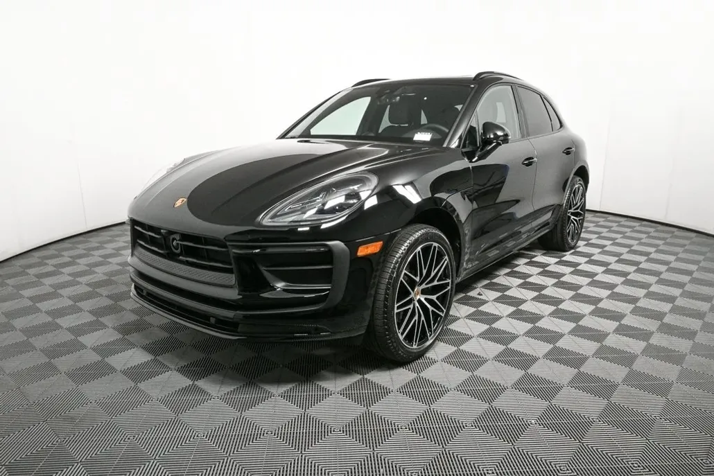 2025 Porsche Macan T photo 1