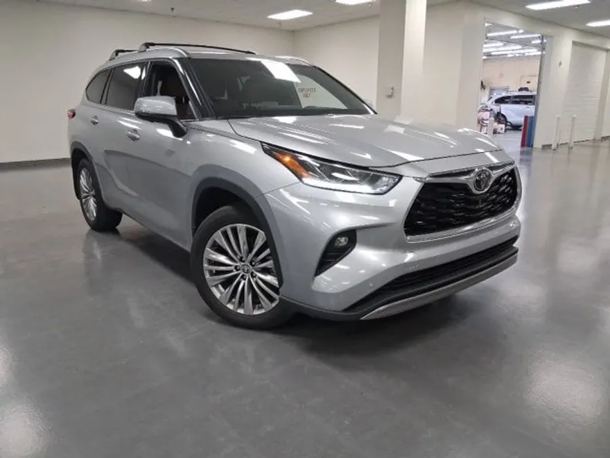 2024 Toyota Highlander LE photo 1