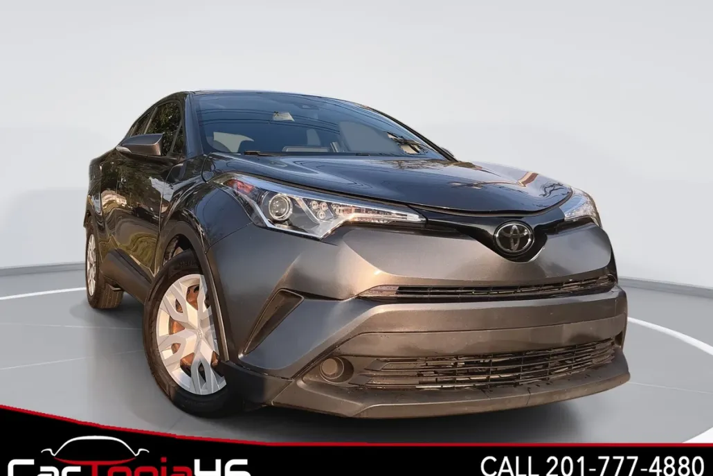 2019 Toyota C-HR LE photo 1