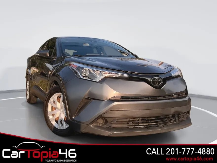 2019 Toyota C-HR LE photo 1