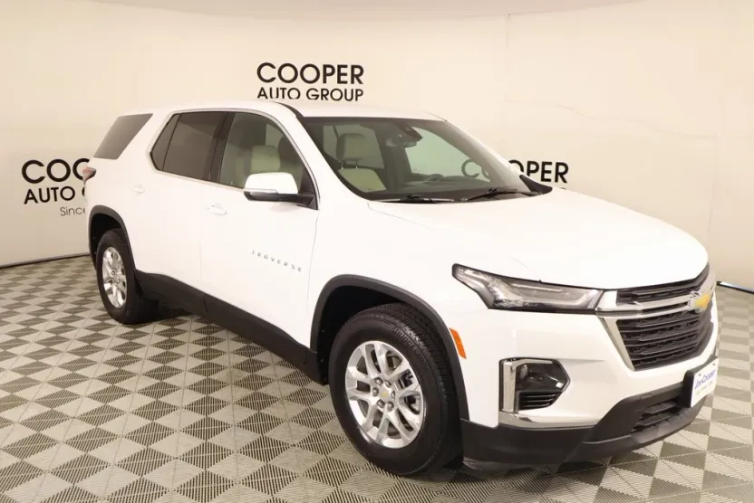 2023 Chevrolet Traverse LS photo 1