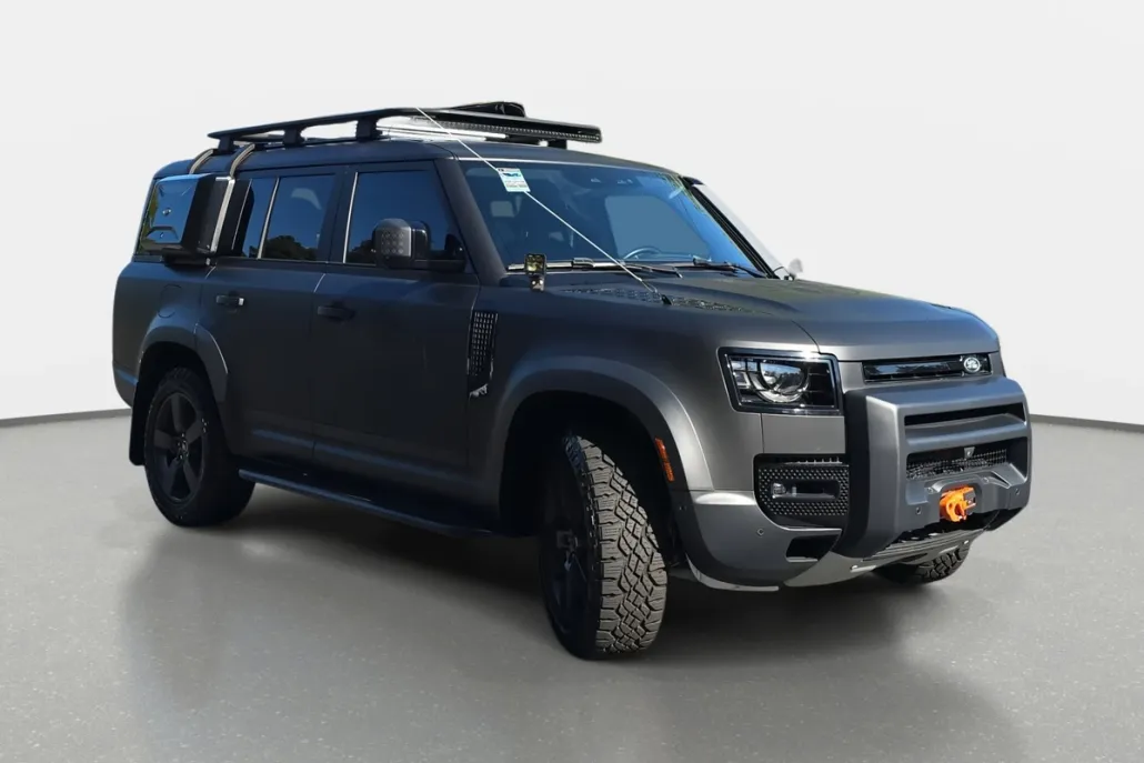 2023 Land Rover Defender SE photo 1