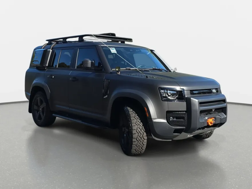 2023 Land Rover Defender SE photo 1