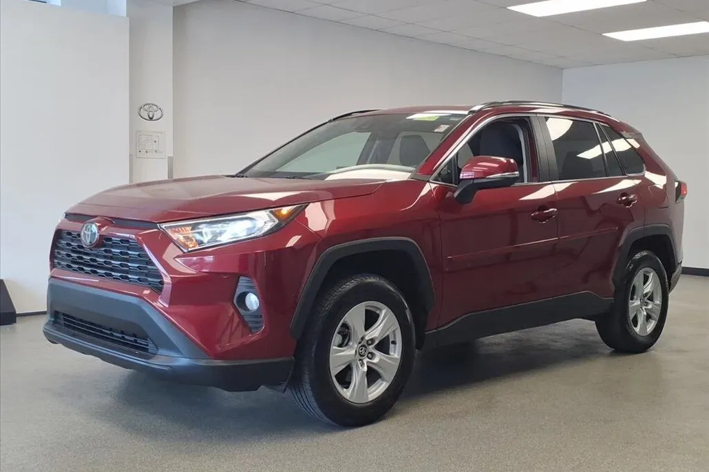 2021 Toyota RAV4 XLE photo 1