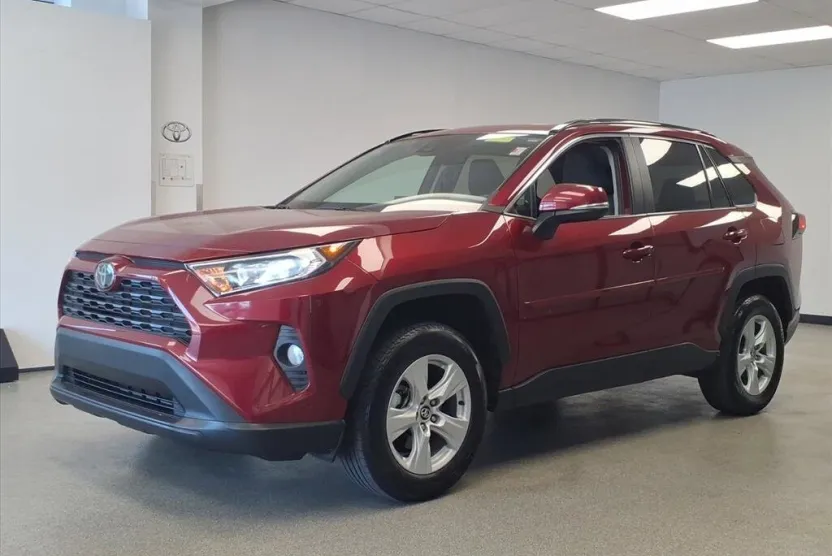 2021 Toyota RAV4 XLE photo 1