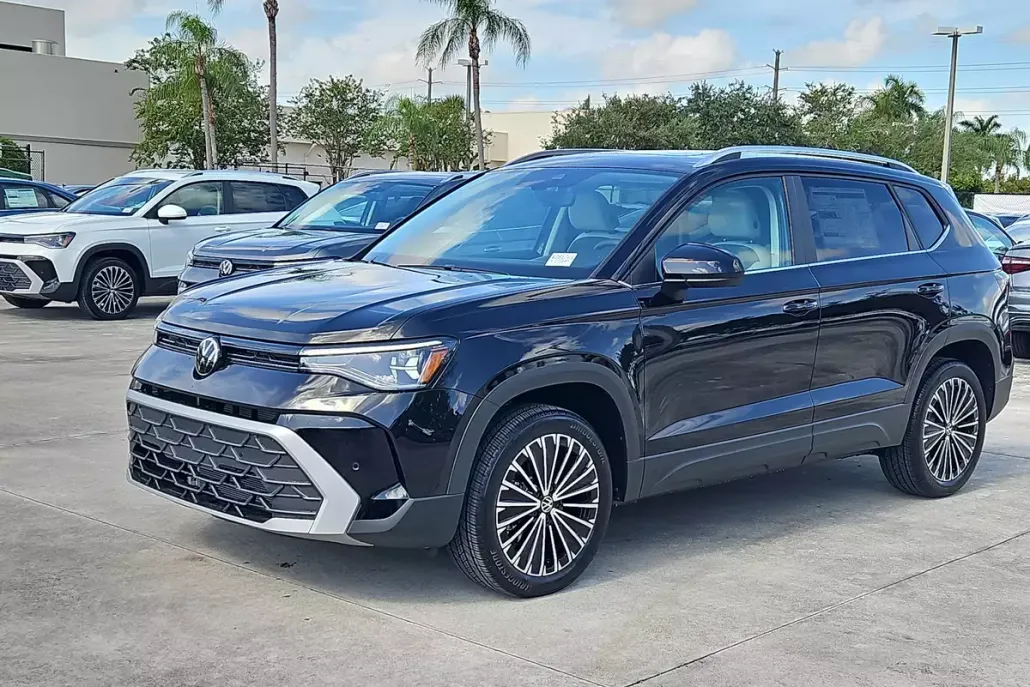 2025 Volkswagen Taos SE photo 1