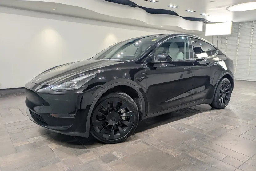 2024 Tesla Model Y Long Range photo 1