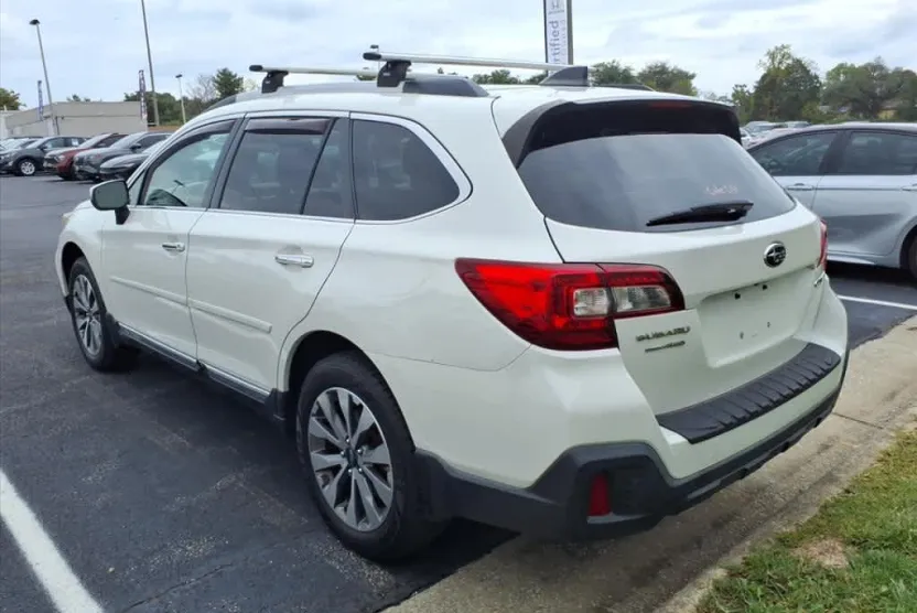 2018 Subaru Outback Touring photo 1