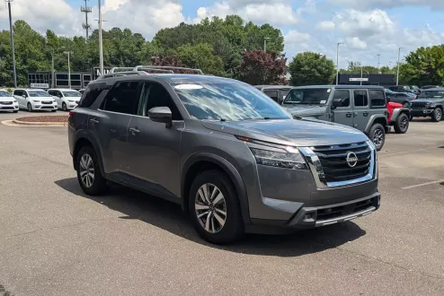 2022 Nissan Pathfinder SL photo 3
