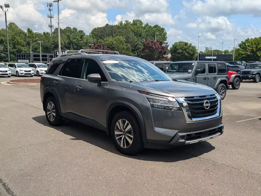 2022 Nissan Pathfinder SL photo 3