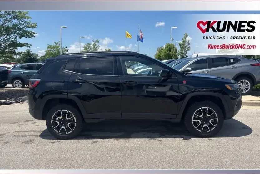 2024 Jeep Compass Trailhawk photo 1