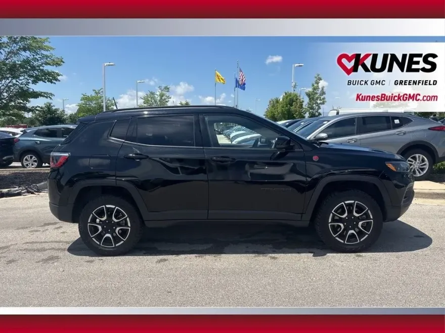 2024 Jeep Compass Trailhawk photo 1