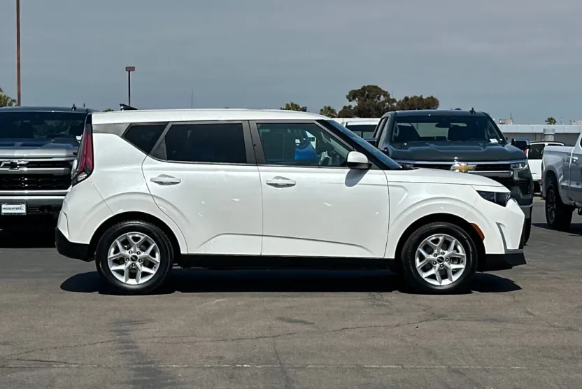 2023 Kia Soul LX photo 1