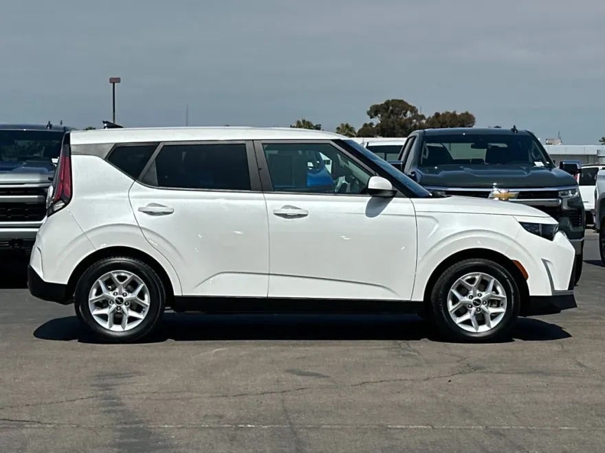 2023 Kia Soul LX photo 1