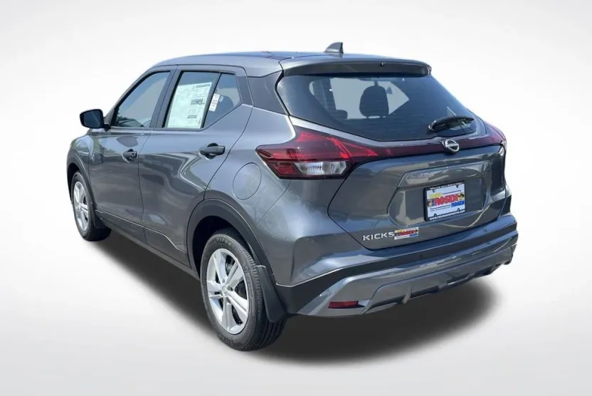 2025 Nissan Kicks Play S photo 1