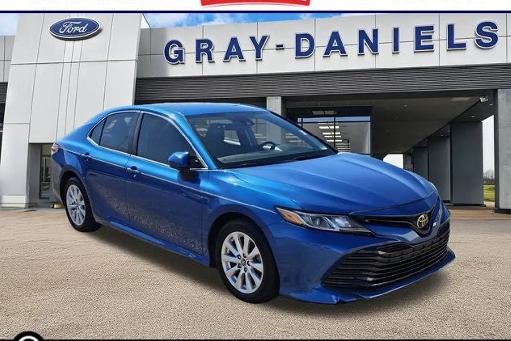 2020 Toyota Camry LE photo 1