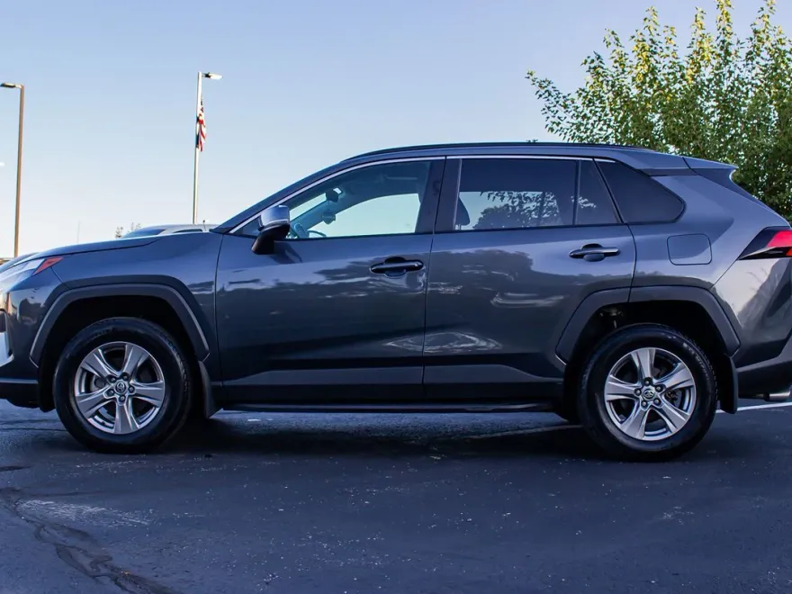 2023 Toyota RAV4 XLE photo 1