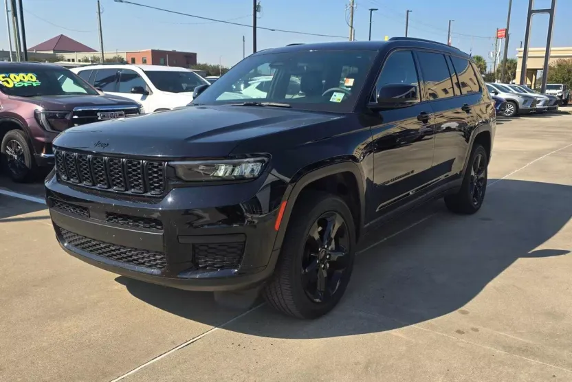 2023 Jeep Grand Cherokee Laredo Altitude photo 1
