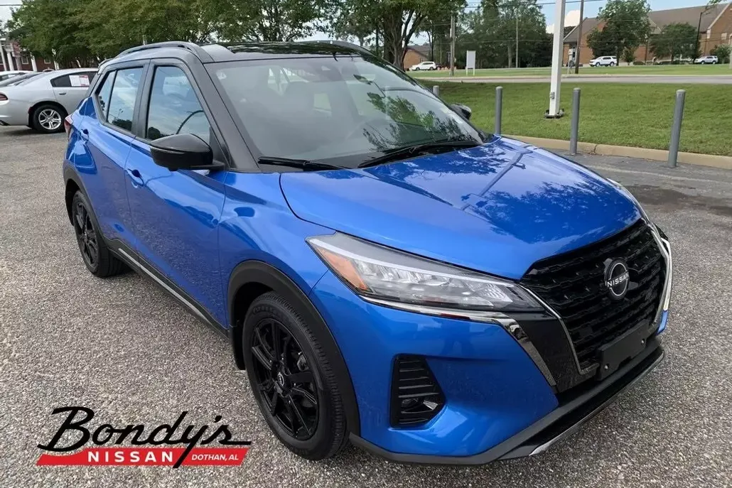 2023 Nissan Kicks SR photo 1