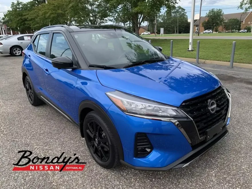 2023 Nissan Kicks SR photo 1