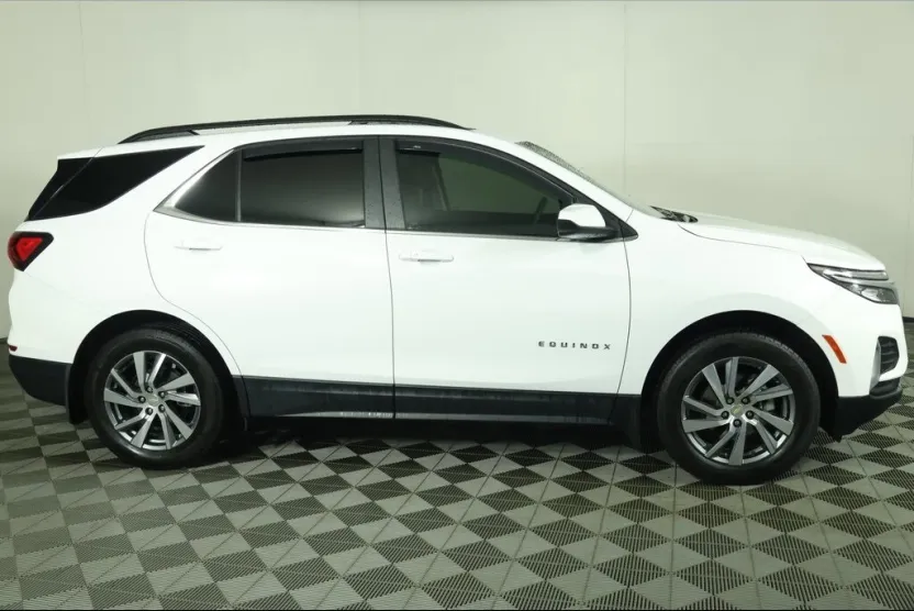 2022 Chevrolet Equinox LT photo 1