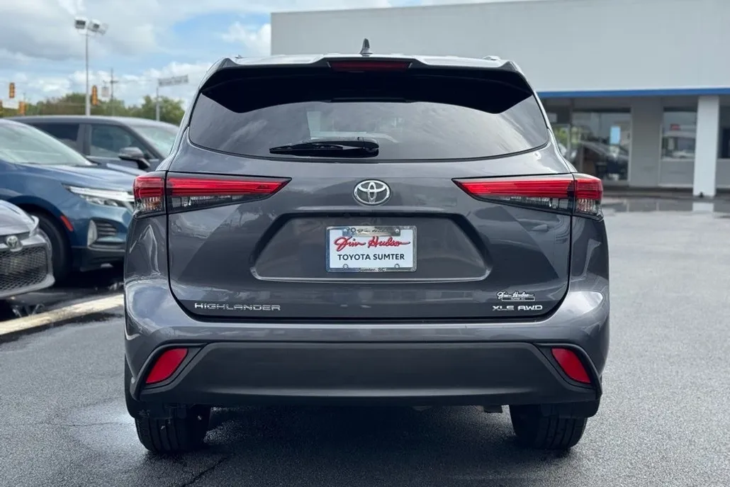 2021 Toyota Highlander XLE photo 1