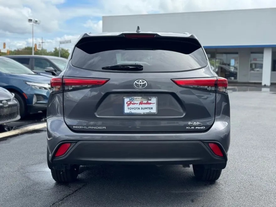 2021 Toyota Highlander XLE photo 1
