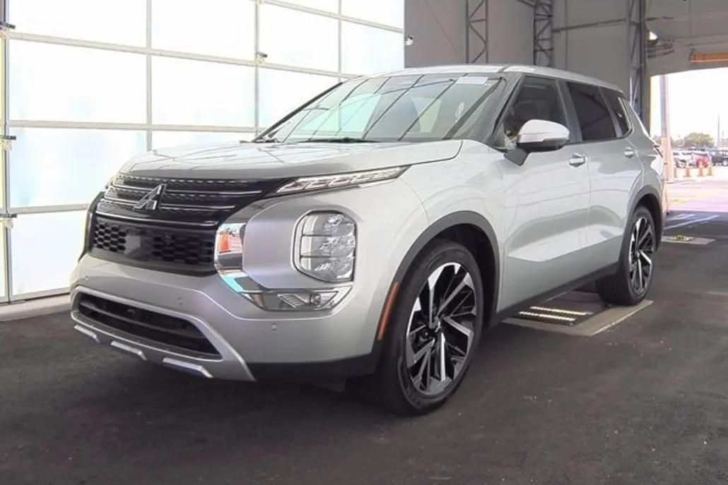 2024 Mitsubishi Outlander SE photo 1